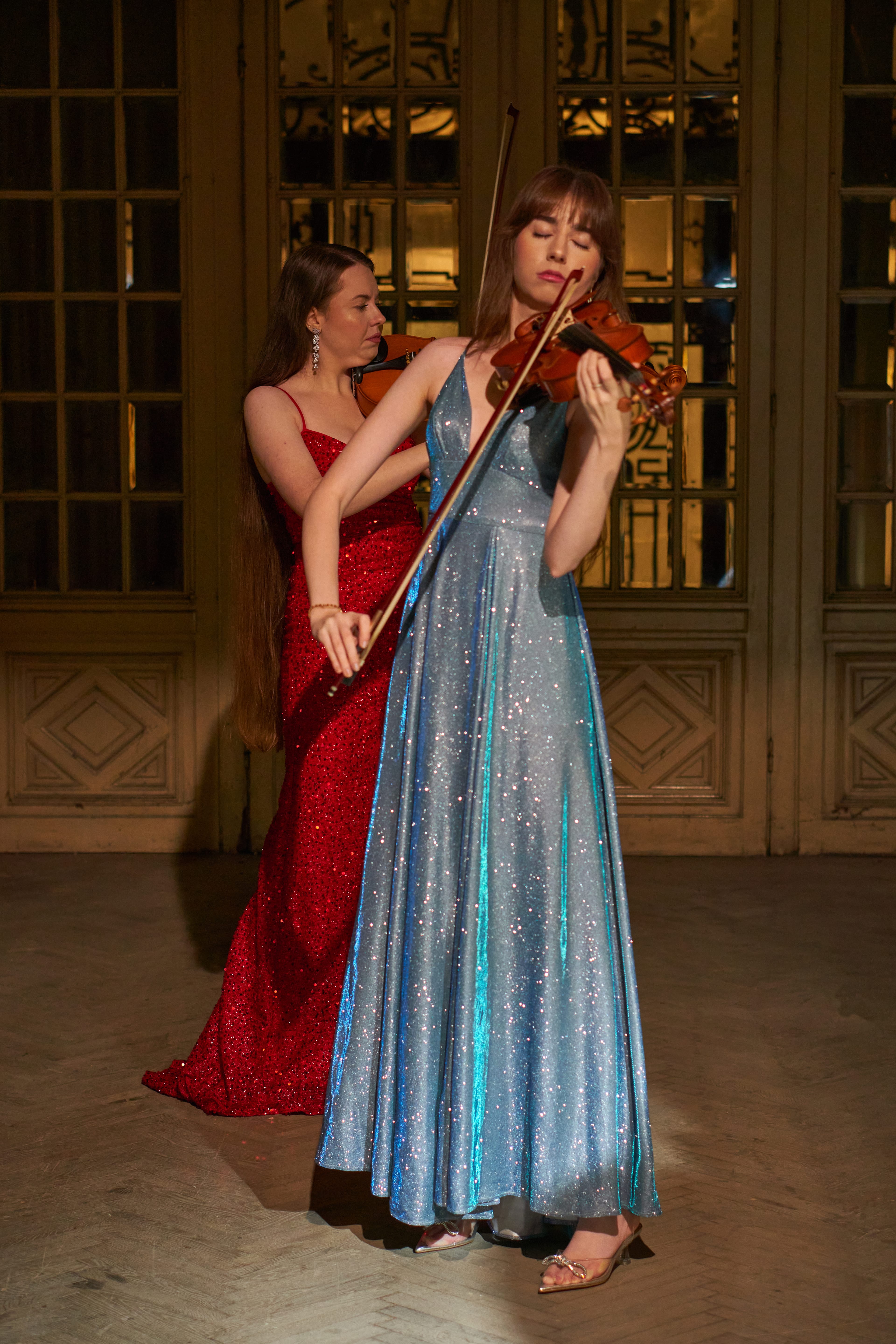 Portret al duo-ului Sistrings cu instrumentele lor
